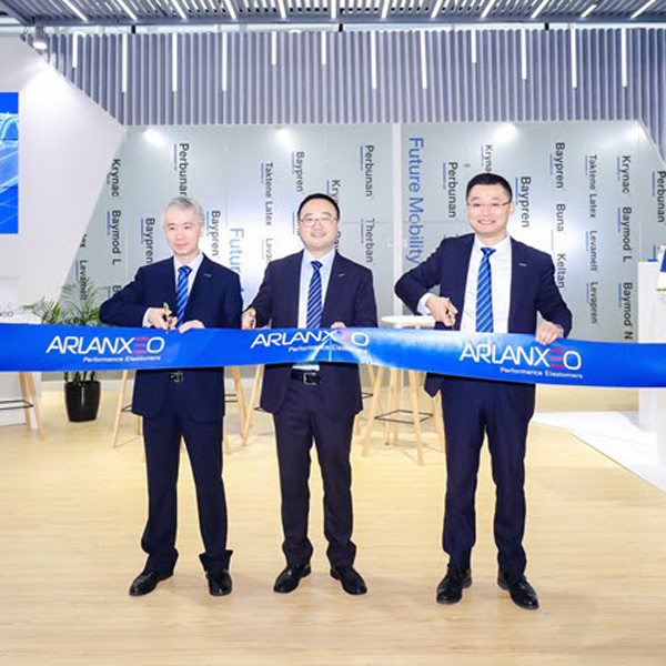 2_Ribbon-cutting-at-the-booth-opening_square.jpg